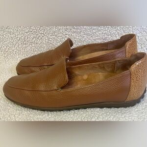 Vionic Elora Slip On Loafers In Tan Color Soft Leather Comfort & Style 
Size 8.5